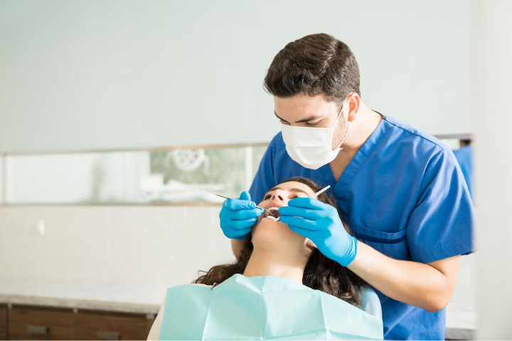 adeslas dental: un dentista de Adeslas implantando una férula Michigan a una paciente